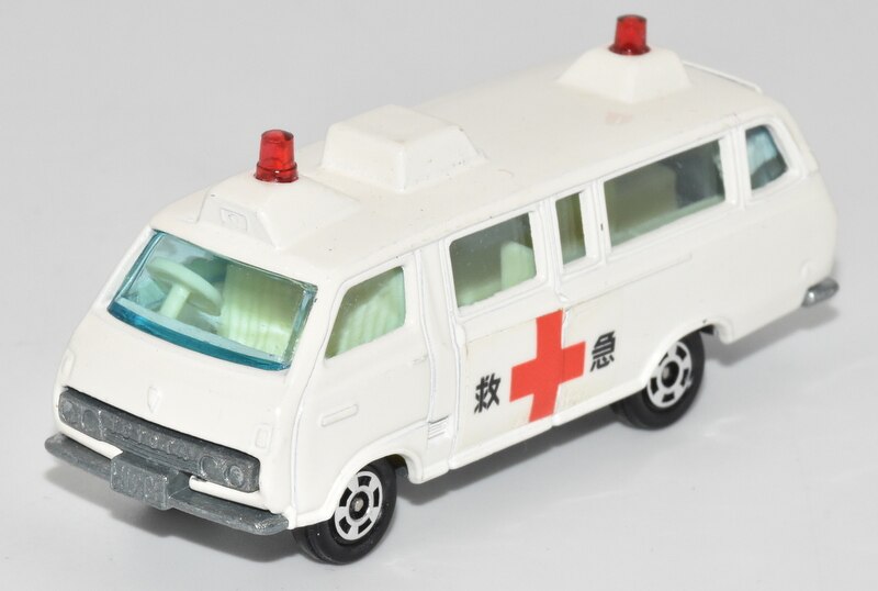 Tomy Tomica Black Box Ambulance Set Tomica Hiace Commuter Ambulance