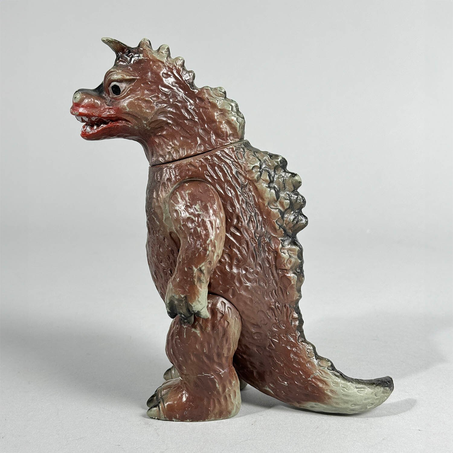 2283] ゴジラタイプ 1本角怪獣 灰色成型 茶、黒、赤、銀塗装