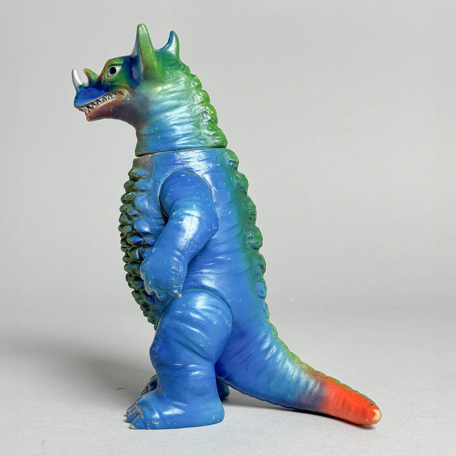 2288] ゴモラタイプ 4本角怪獣 肌色成型 青塗装 鼻先角銀