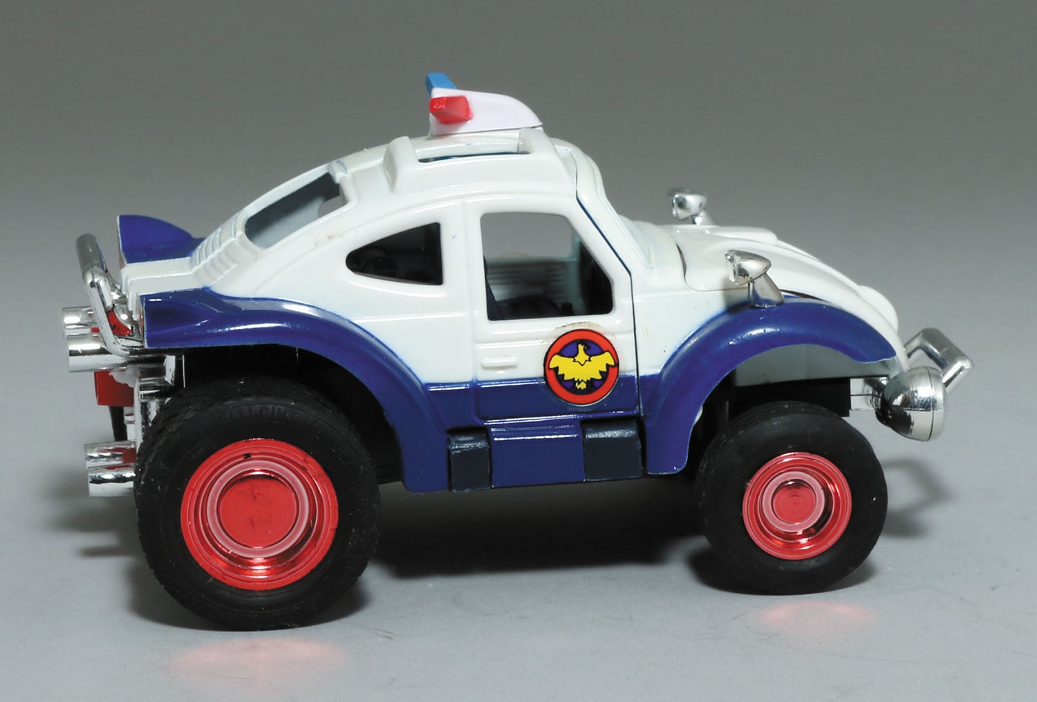 未来警察ウラシマン マグナビートル 1/24スケール ラジコンカー 未来