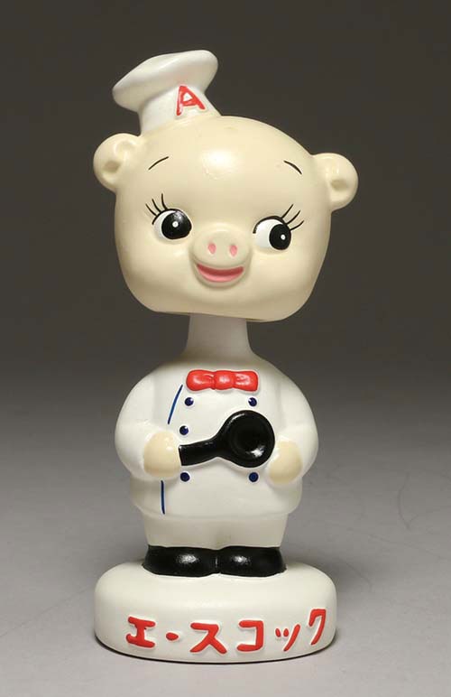 美品 TOYSCLUB エースコック こぶた 首振り人形 陶器製 台座 刻印あり TOYSCLUB 陶器製首振り人形 エースコック こぶたのコック/赤台座/140mm