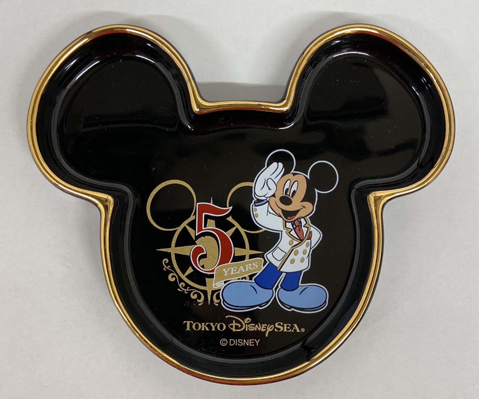 東京ディズニーシー スーベニアプレート ミッキーシェイプ 黒 ディレクターコスチューム Tds5周年 オーバー ザ ウェイブ 5周年 まんだらけ Mandarake