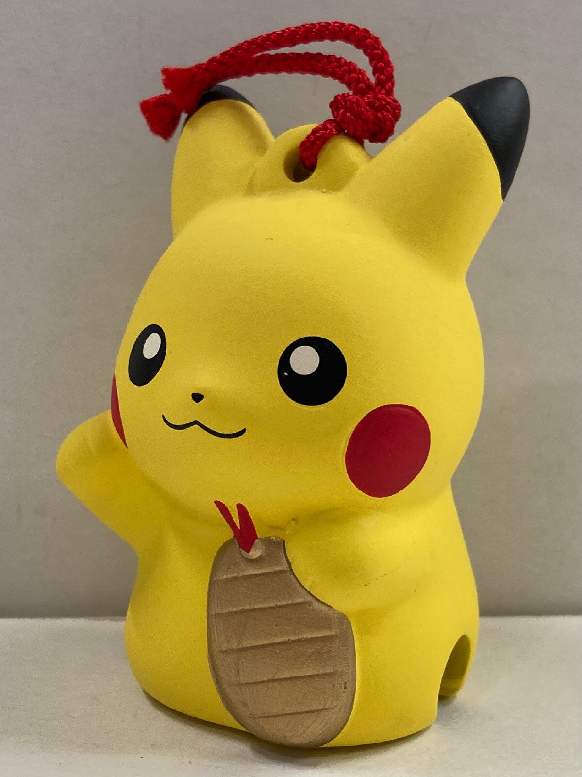 ポケモンセンター 薬師堂 陶飾り 鈴 ポケットモンスター ピカチュウとおまもりこばん ありある まんだらけ Mandarake