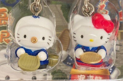 はっぴぃえんど ご当地キティ ペアーファスナーマスコット 島根限定 安来節 キティ&ダニエル | ありある | まんだらけ MANDARAKE