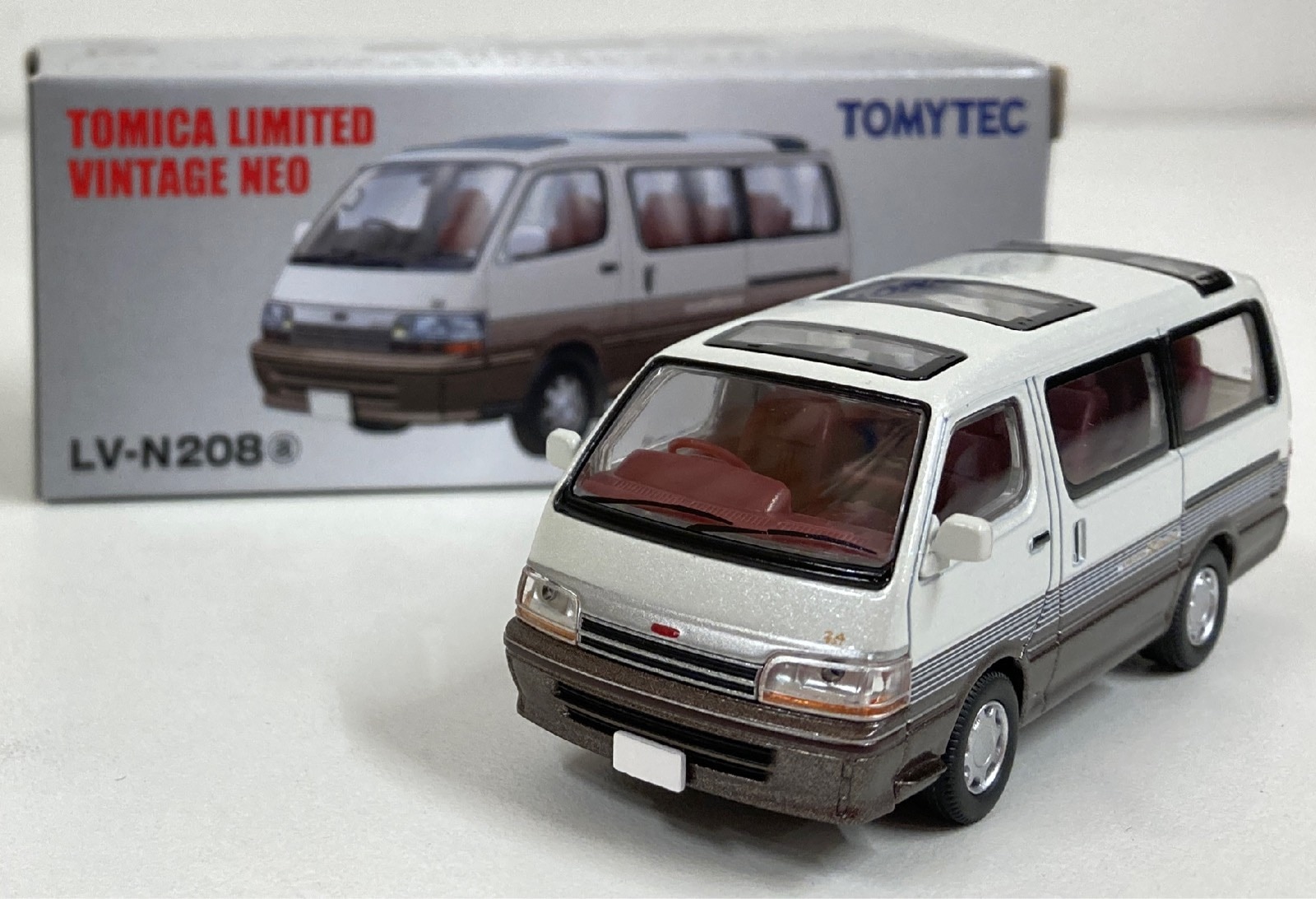 トミーテック TOMICA LIMITED VINTAGE NEO トヨタ ハイエースワゴン