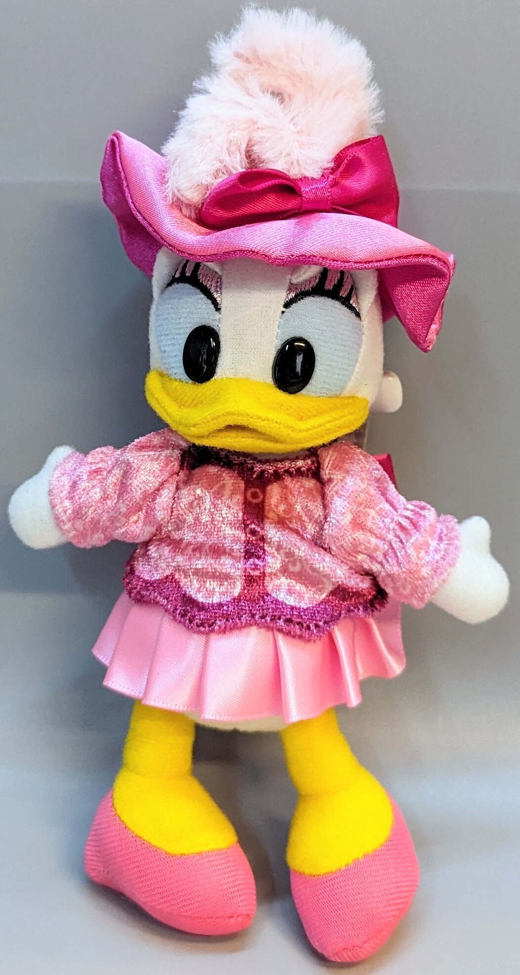 東京ディズニーシー ぬいぐるみバッジ デイジー(ピンクドレス)/TDS13周年 アメリカンウォーターフロント 13周年 | まんだらけ  Mandarake