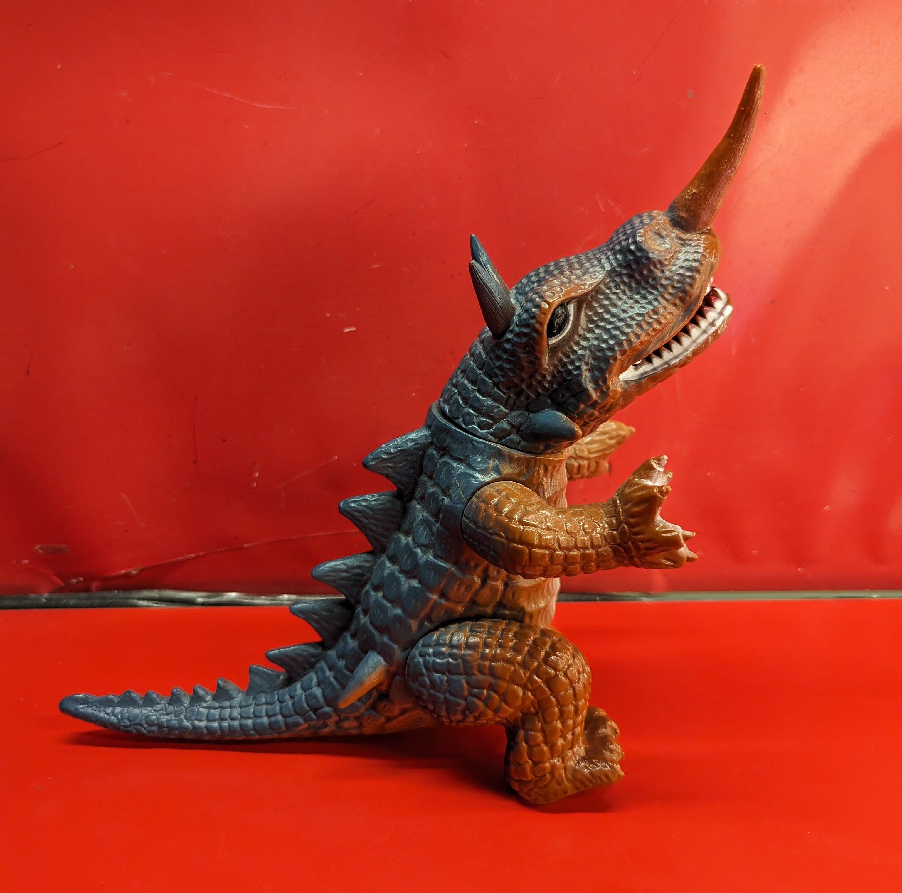 人気新品 マルサン 日東の怪獣シリーズ 復刻版 バルゴン 茶成型青スプレー 特撮