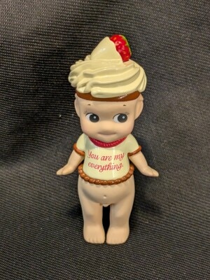 DREAMS mini figure Chocolate series Strawberry Chocolate