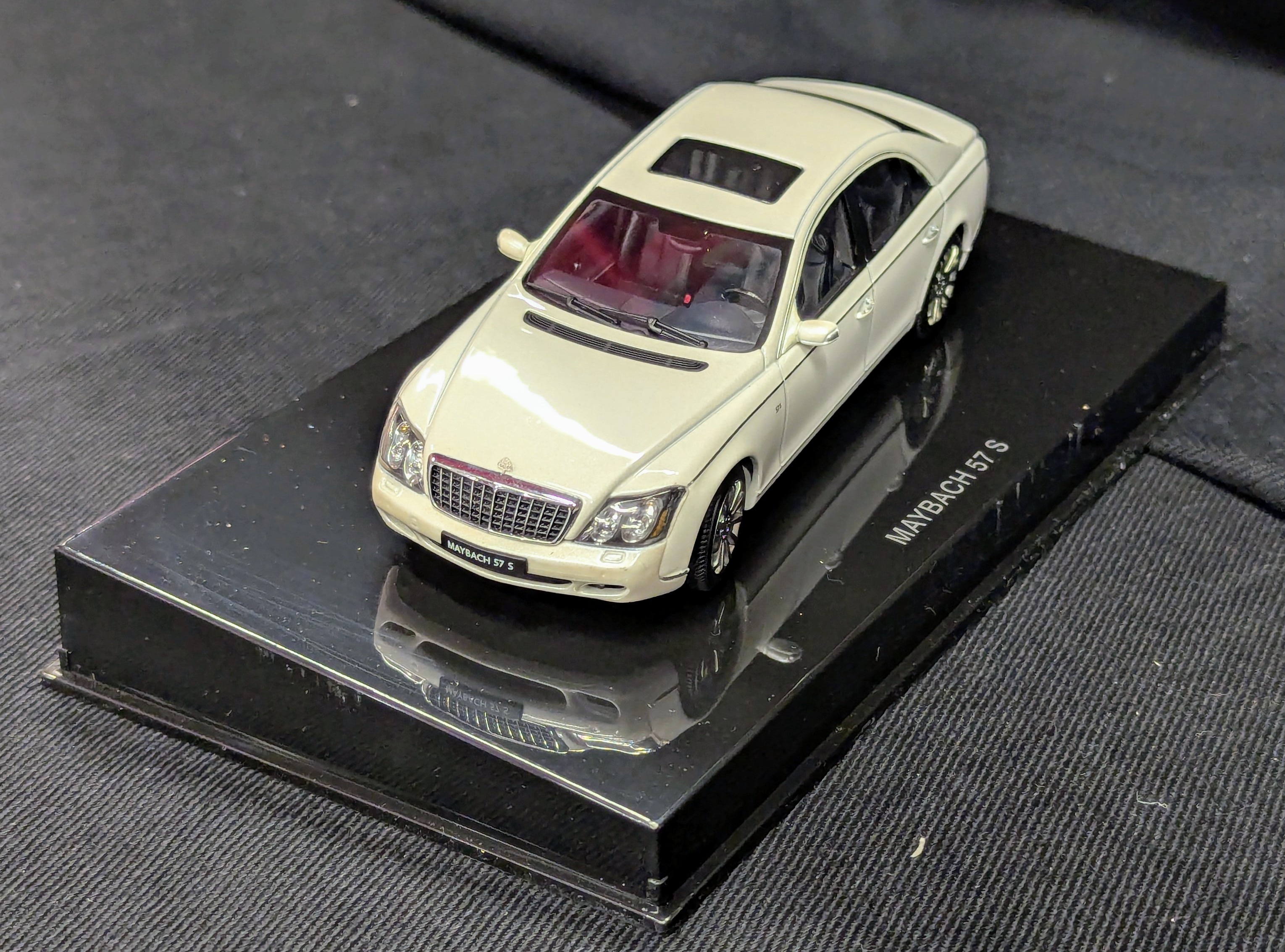 AUTOart 1/43 MAYBACH 57 S 2005 White 56157