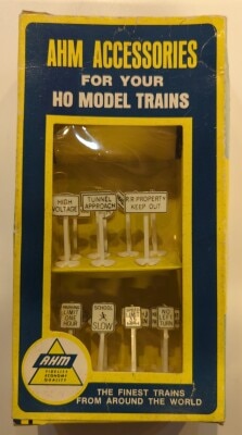 AHM ACCESSORIES Railroad and Traffic Signs HO Scale
