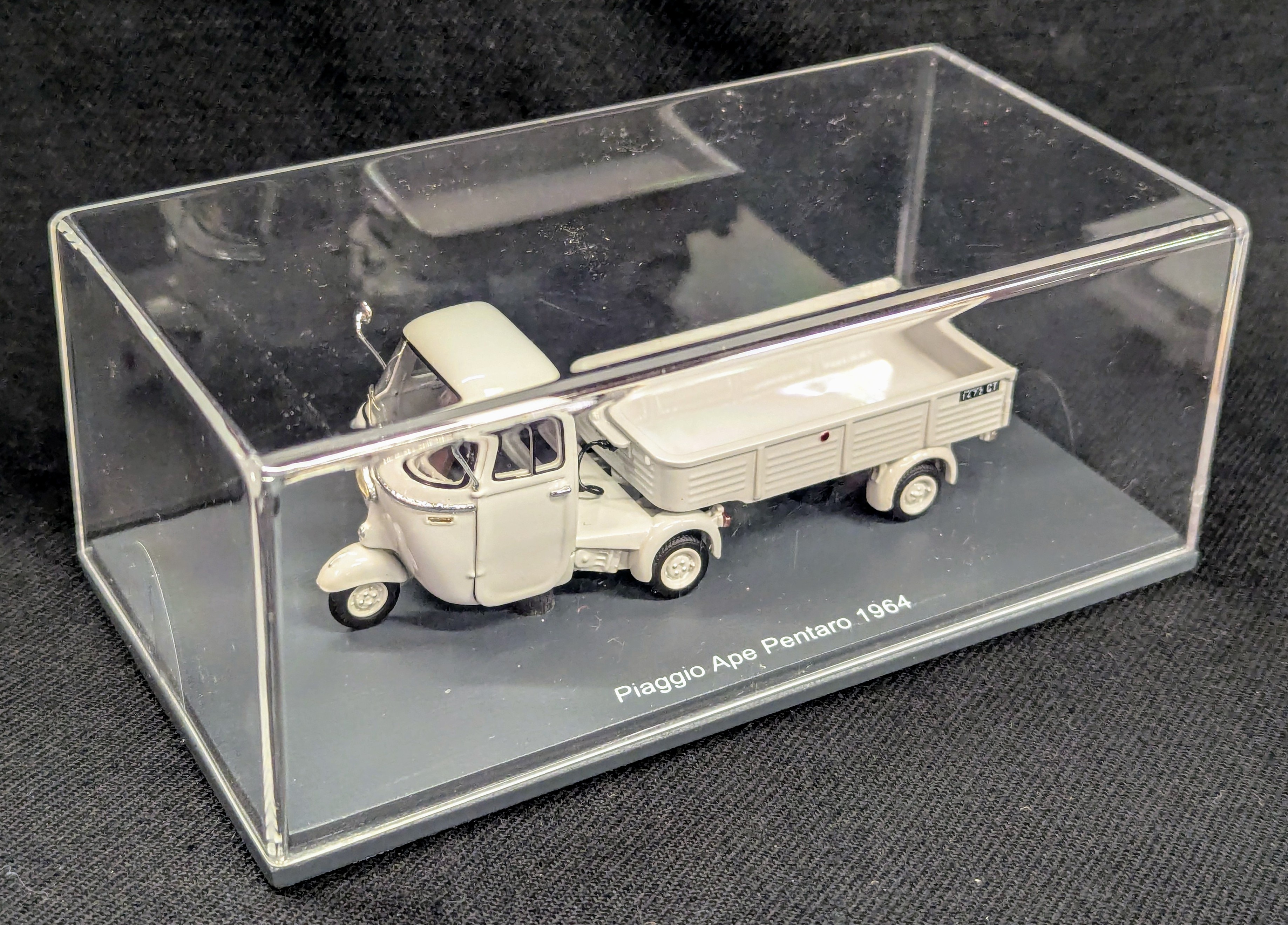 Schuco 1/43 ProR 43 Piaggio Vespa Pentaro 1964