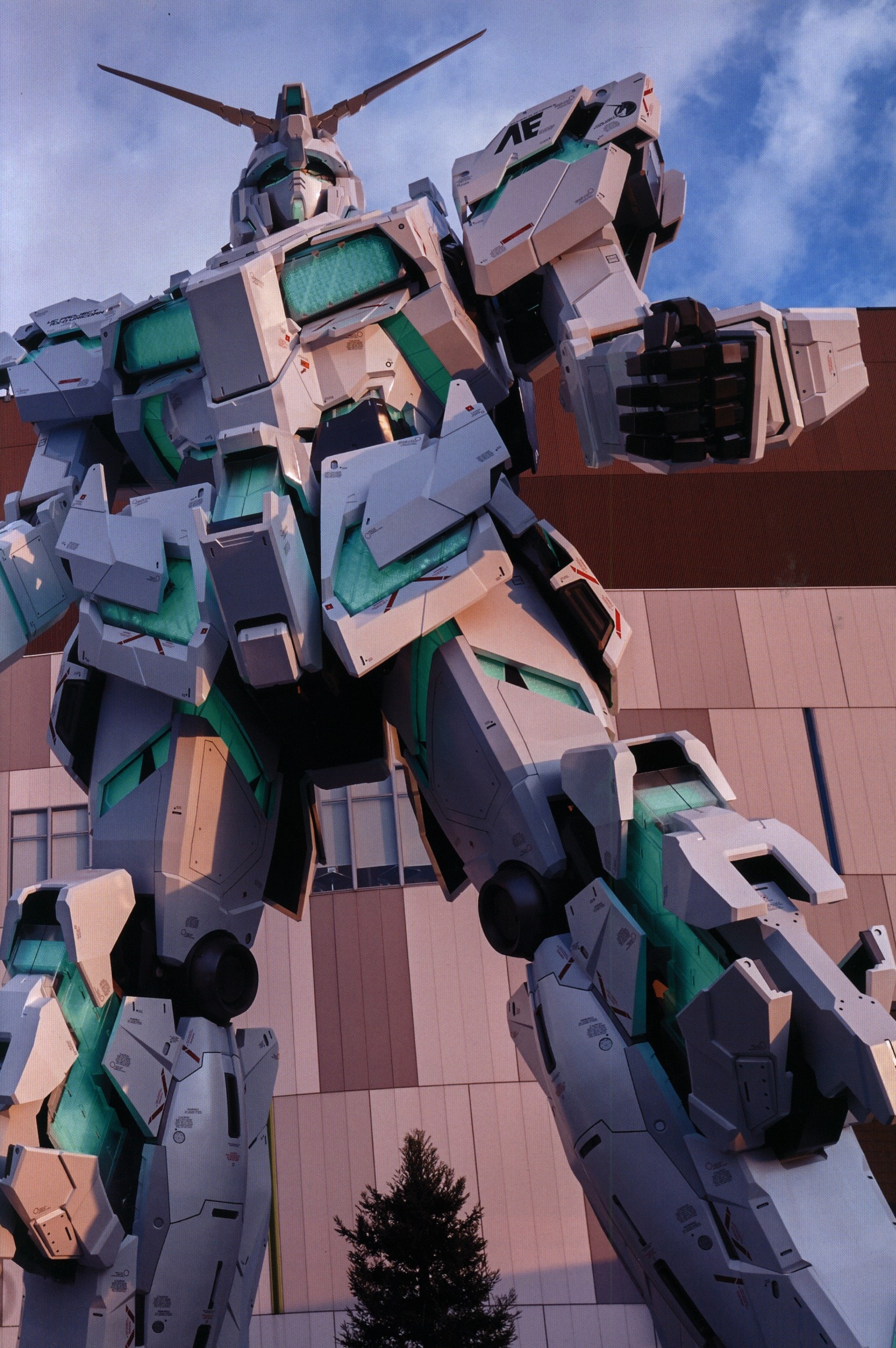 international version the life-sized statue unicorn gundam