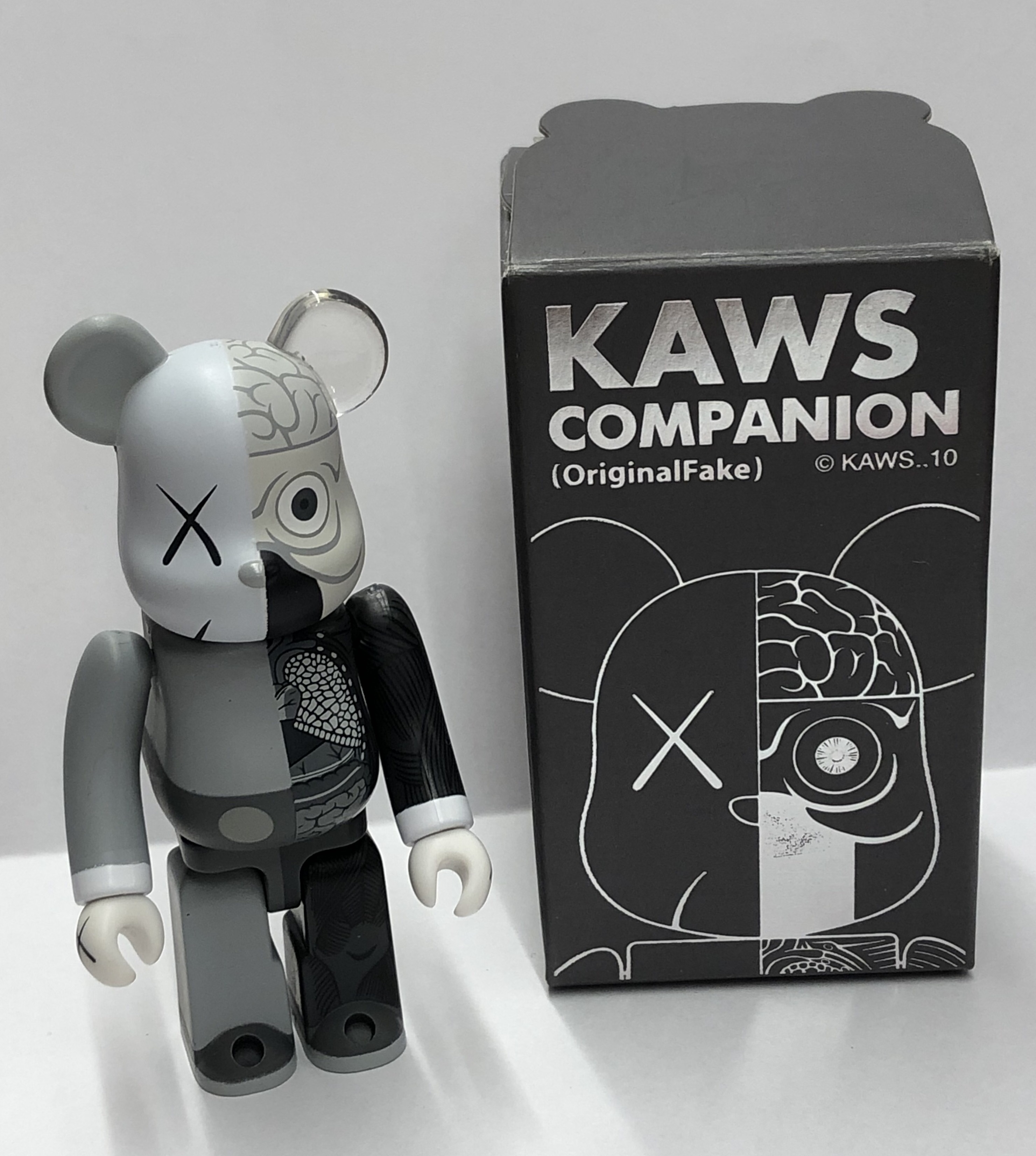 ベアブリック 100% KAWS 人体模型 OriginalFake-
