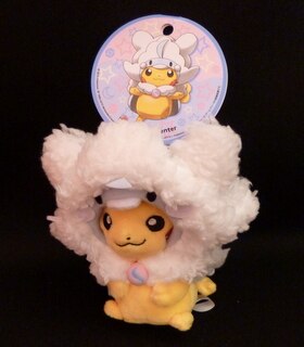 ポケモンセンター メガポンチョを着たピカチュウ マスコット メガチルタリスのポンチョを着たピカチュウ まんだらけ Mandarake