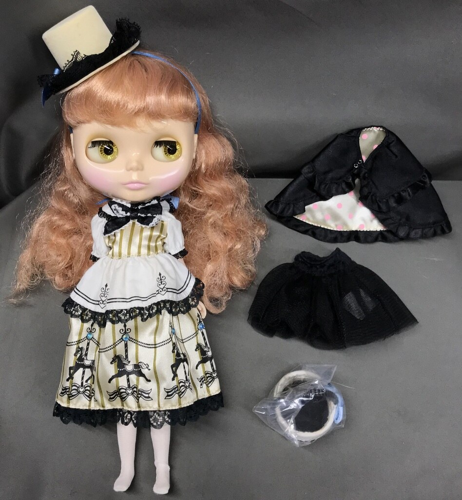 Neo Blythe Doll Heart of Montmartre - gently used with full stock