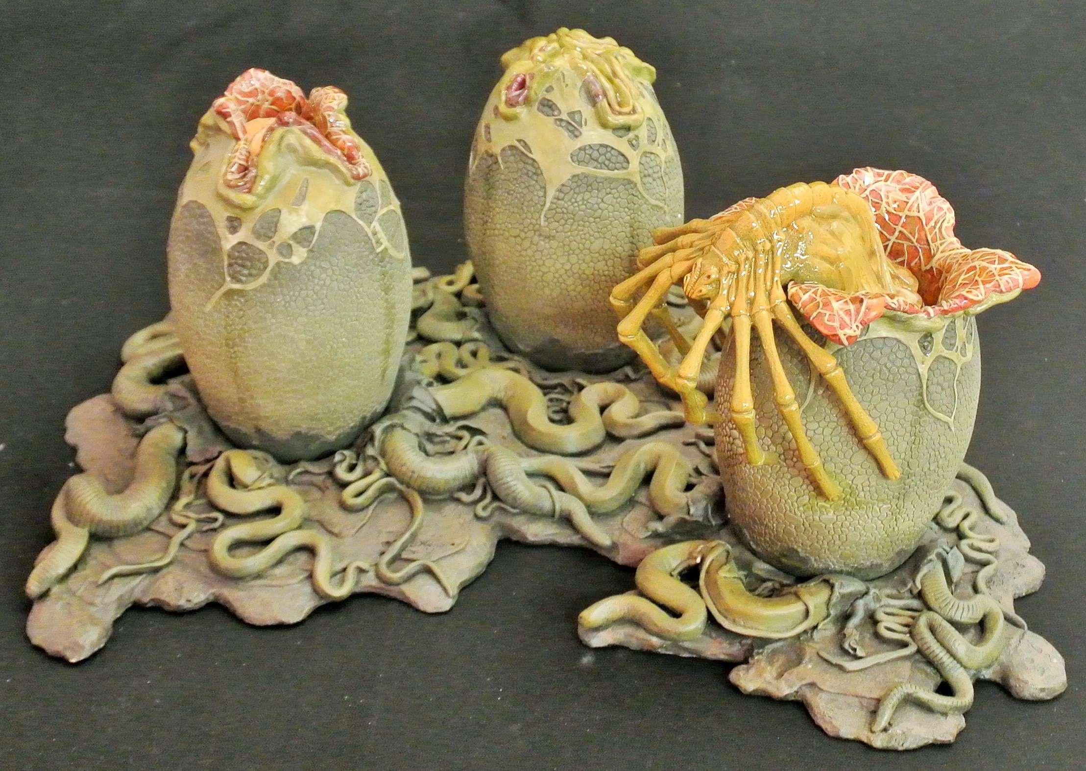 ATTAKUS / BLISTER COLD CAST PORCELAIN STATUE ALIEN BIRTH / 3 EGGS and 1  FACE HUGGER