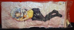 A hyper-huge long cushion / Bento 