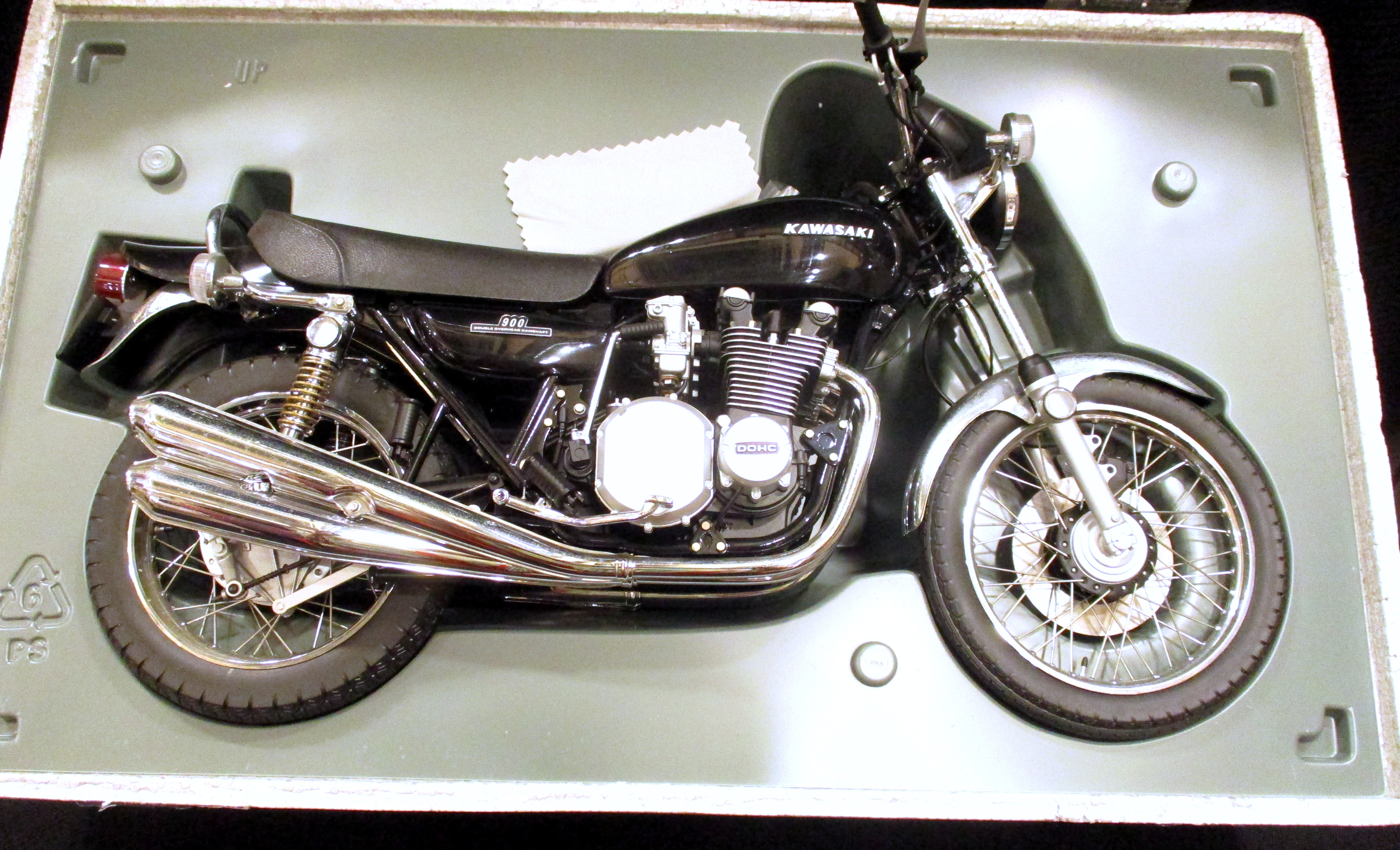 即納即納オートアート Z2　１／６　KAWASAKI　　カワサキ　AUTO art　Z750RS　ZⅡ オートバイ