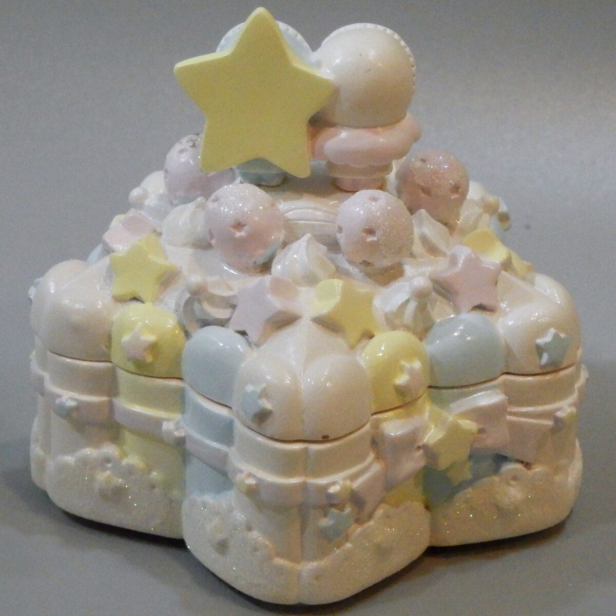 sanriolittletwinstarsglovecompartmentstarshapedcake2012