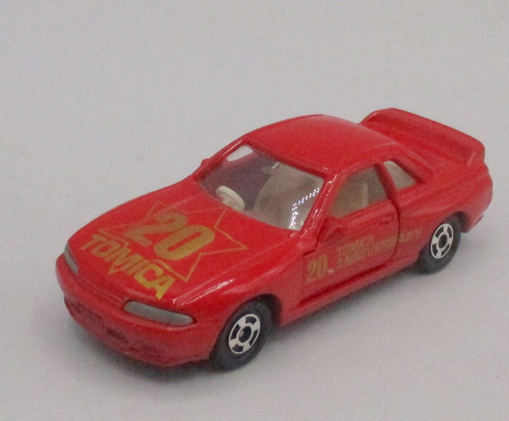 TOMY 赤箱/日本製 トミカ ニッサン スカイライン GTR 20周年記念モデル 車体赤/メタルバッジ付 20