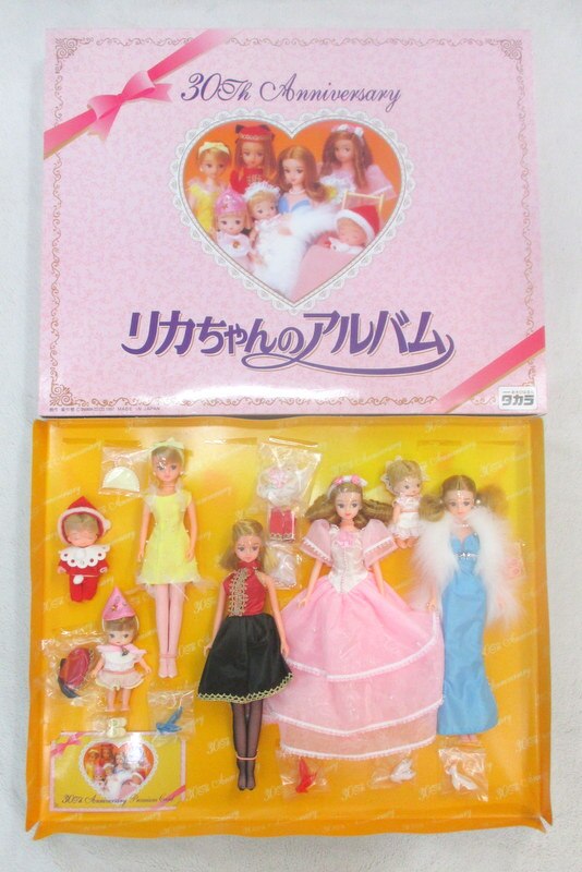 海外で買 【値下げ】美品　リカちゃんのアルバム　30周年限定　ピンク キャラクターグッズ