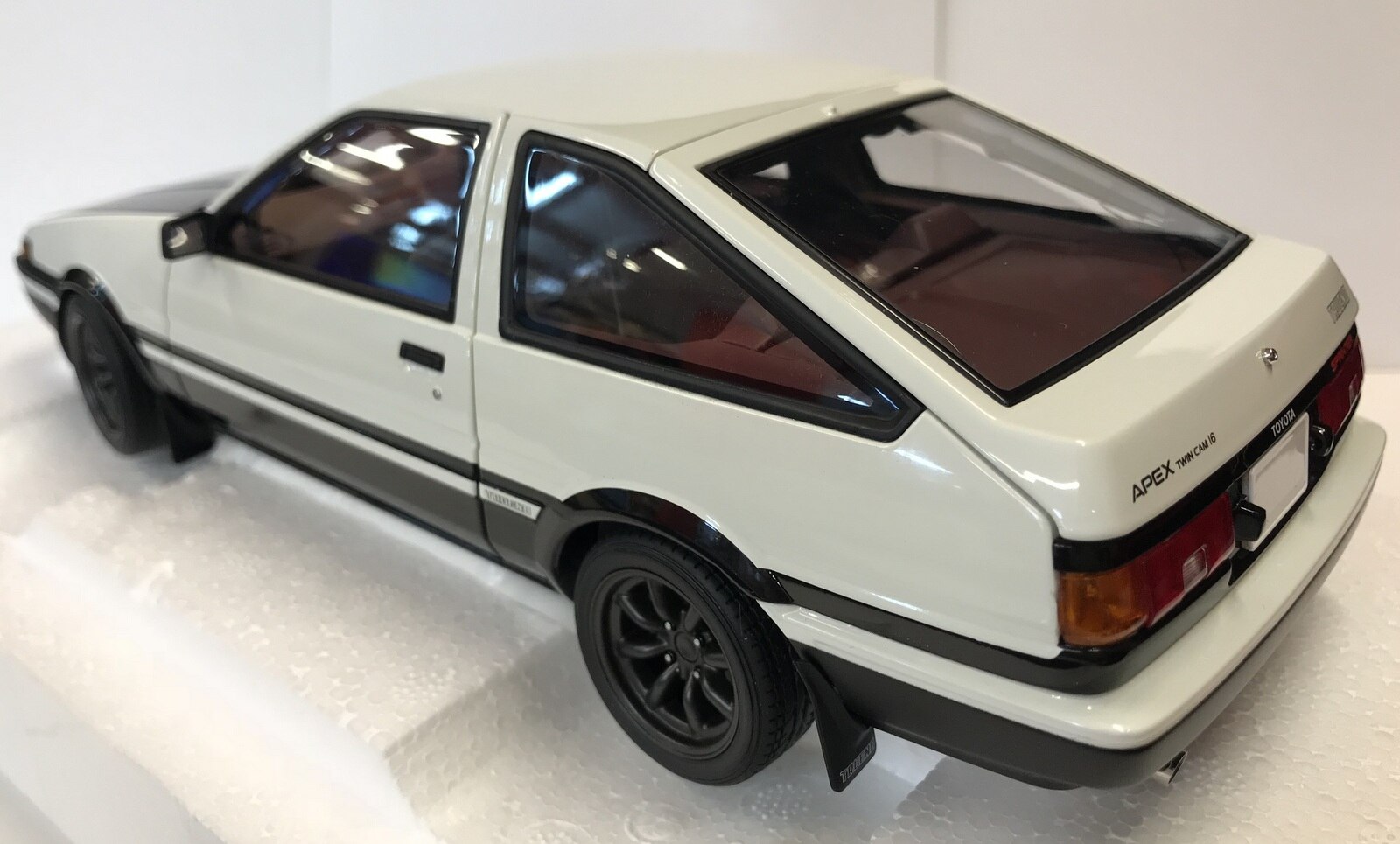 AUTOart 1/18 トヨタ スプリンター トレノ (AE86) 『頭文字D