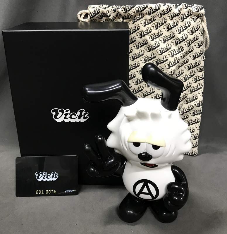 VERDY/SECRETBASE Vick figure (white/black) | Mandarake Online Shop