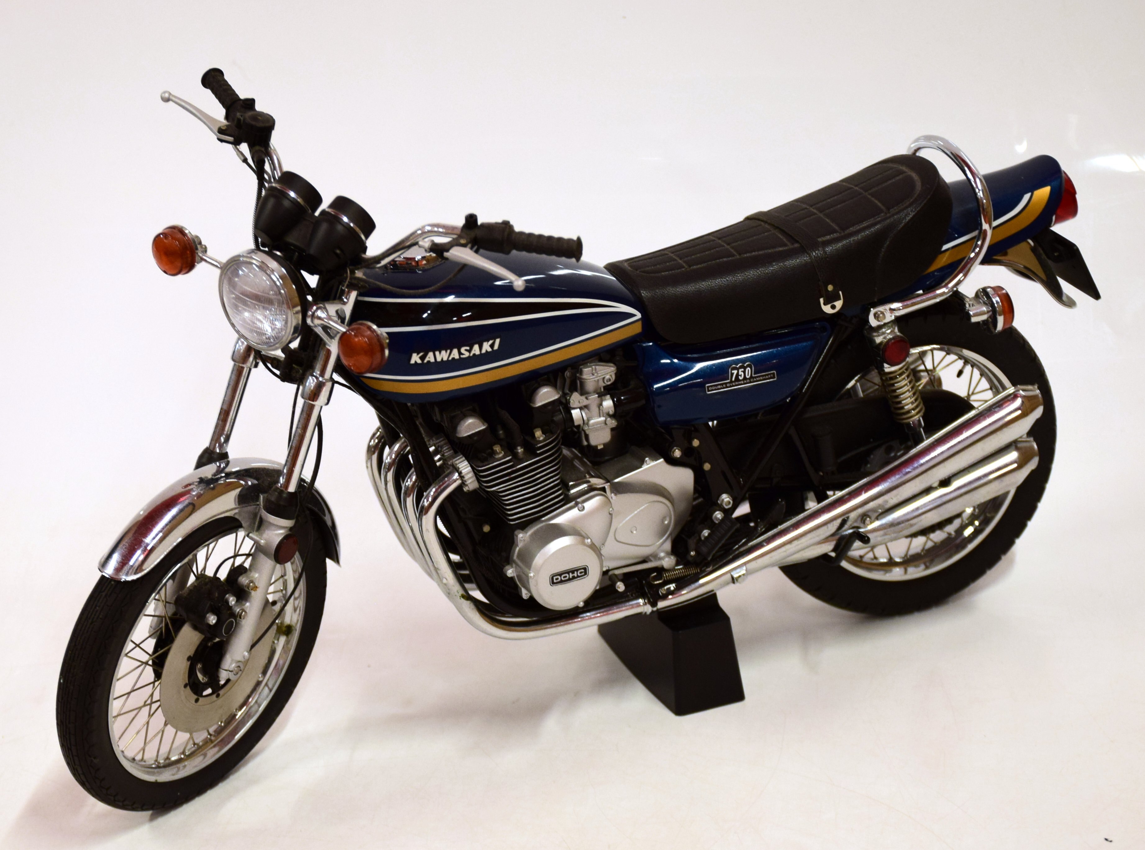 AUTOart 1/6 SIGNATURE KAWASAKI 750RS (Z2) (CANDY BLUE/GOLD) 06008