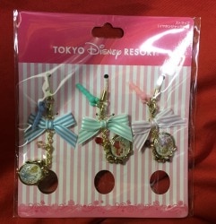 A strap / earphone jack 