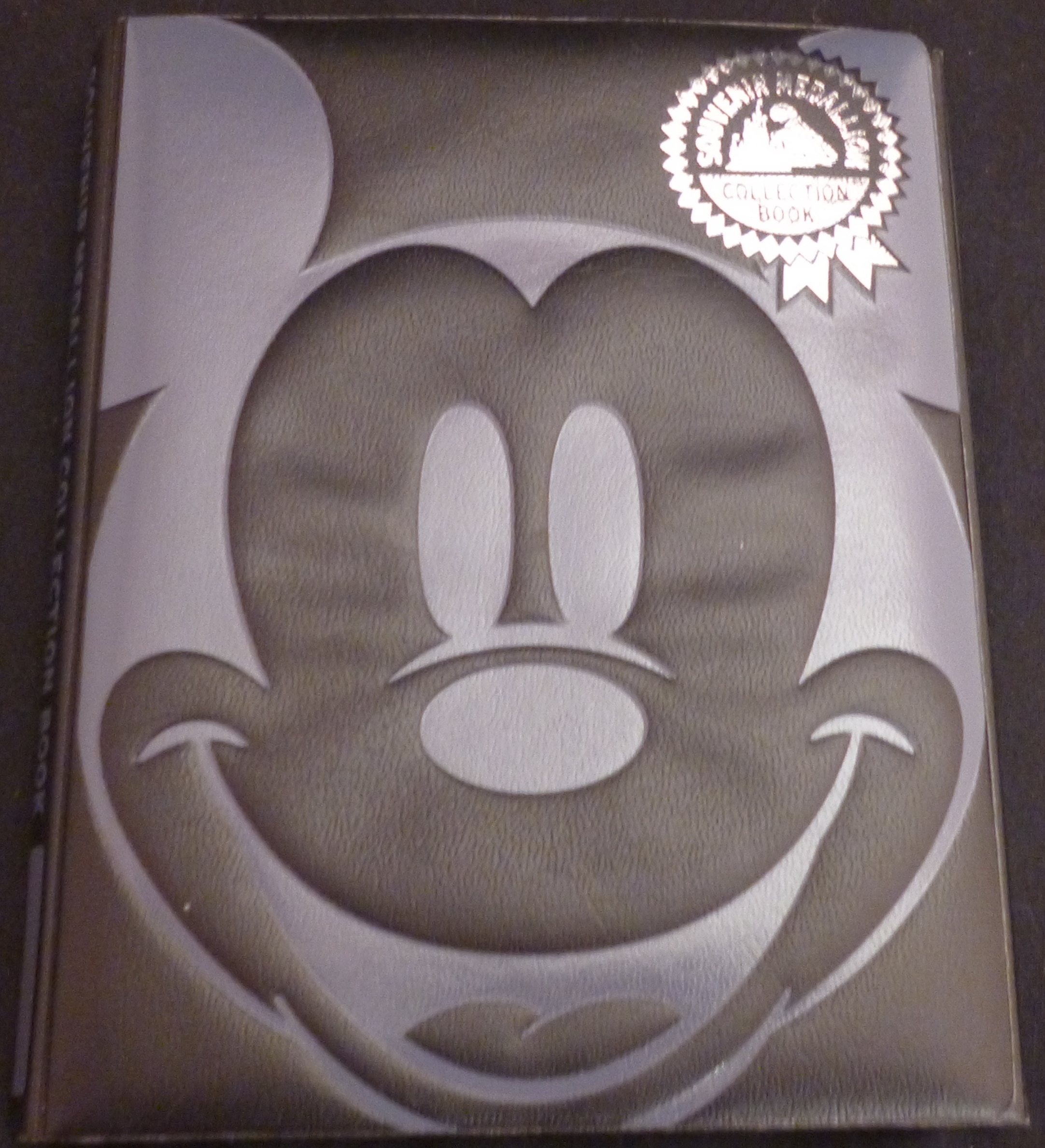 東京ディズニーリゾート 雑貨 スーベニアメダルコレクションブック1st黒ミッキー裏にミニーメダル45枚入り まんだらけ Mandarake