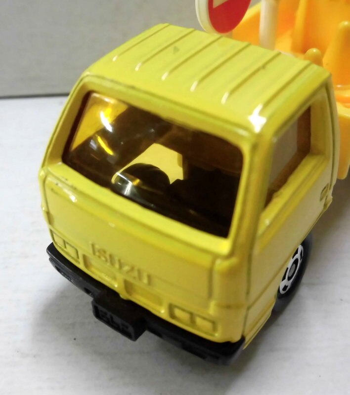 tomytomicaredboxmadeinjapan85roadconstructionsignscar