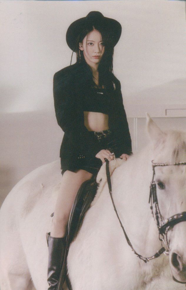 LE SSERAFIM UNFORGIVEN SAKURA ステッカー